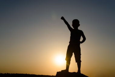 Genç çocuk ile yumruk havaya kaldırdı silüeti