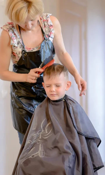 Friseur schneidet kleinen Jungen die Haare — Stockfoto