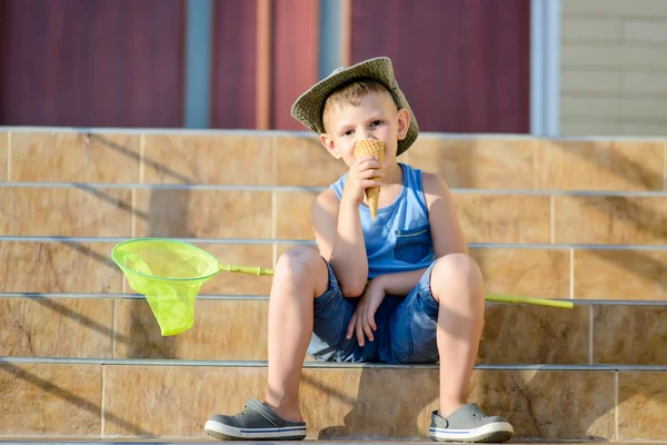 Menino com Bug Net Comendo Sorvete em Passos de Casa — Fotografia de Stock