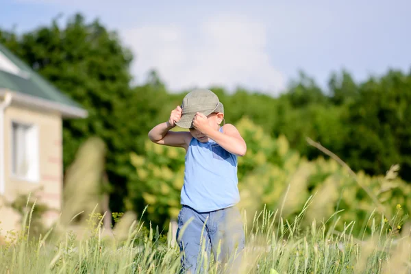 Chlapec s bug čisté průzkumu vysoké trávy — Stock fotografie