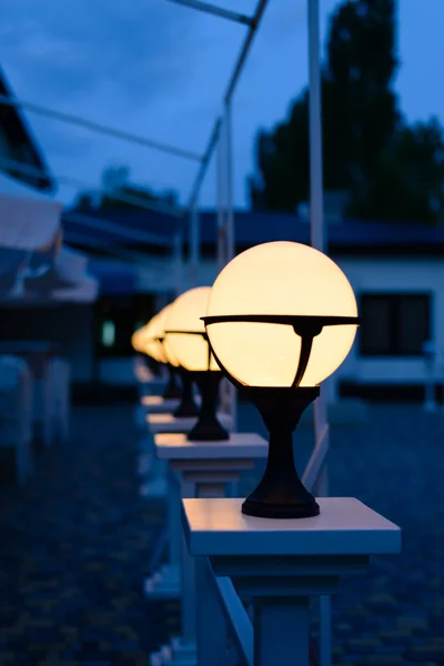 Rangée de lumières de patio éclairant la lumière douce — Photo