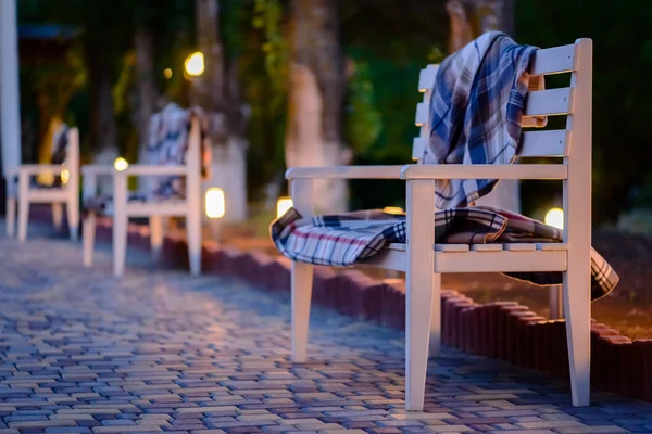 Cozy Wooden Benches in Row on Stone Patio — Stock Photo, Image