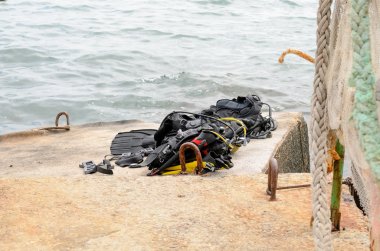 scuba dalış ekipmanı iskelede kurutma yığını