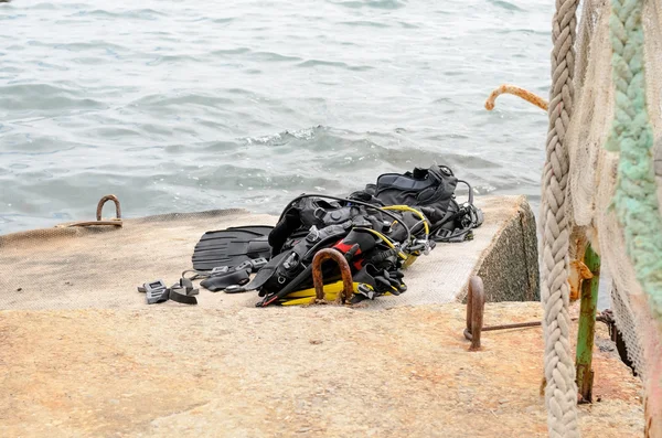 Högen av dykutrustning torkning på dock — Stockfoto