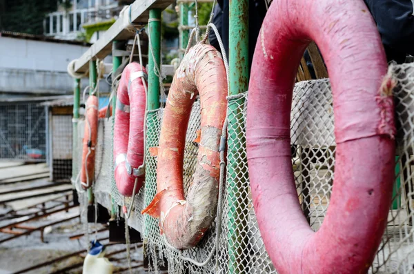 Fila da vida Anéis Pendurados no barco Railing — Fotografia de Stock