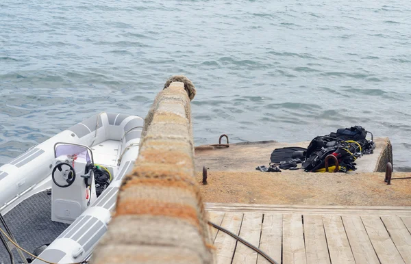 Глядя вниз Railing на сушки Scuba Gear и лодки — стоковое фото