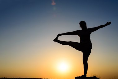 Pratik Yoga Batan Güneş ile kadın