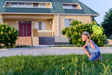 Küçük çocuk eğleniyor böcekler yakalamak