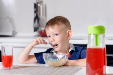 Kase mısır gevreği yemek kahvaltı masasında genç çocuk