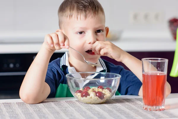 Jongen kom van granen voor het ontbijt eten — Stockfoto