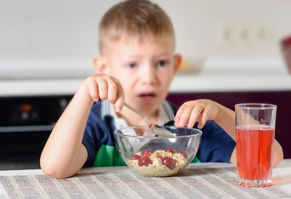 Junge isst Schale Müsli zum Frühstück — Stockfoto