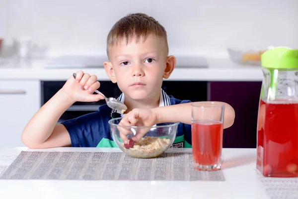 Niño comiendo su almuerzo — Foto de Stock