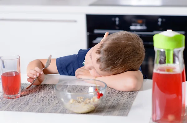 Annoiato giovane ragazzo in attesa per il suo pasto — Foto Stock