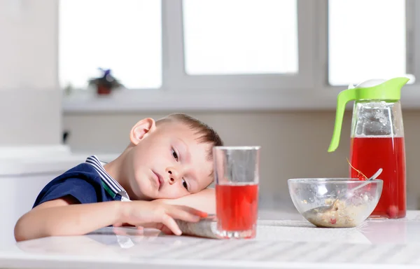 Jeune garçon attendant patiemment son déjeuner — Photo