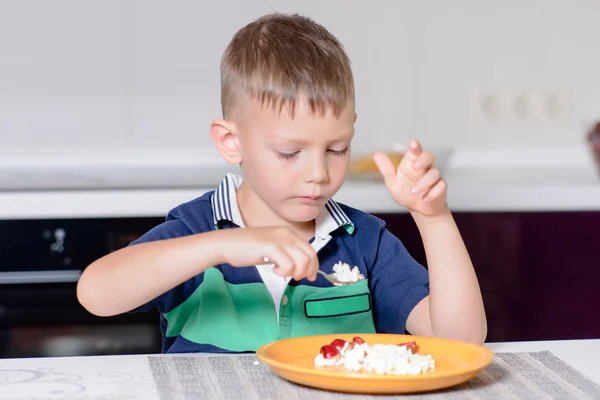 Giovane ragazzo mangiare piatto di formaggio e frutta — Foto Stock