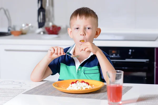 Giovane ragazzo mangiare piatto di formaggio e frutta — Foto Stock