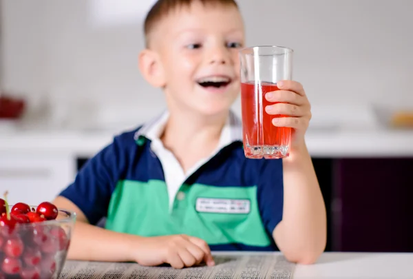Çocuk kırmızı suyu tadı sürpriz arıyor — Stok fotoğraf
