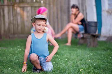 Boş zamanlarında aile bir avluya