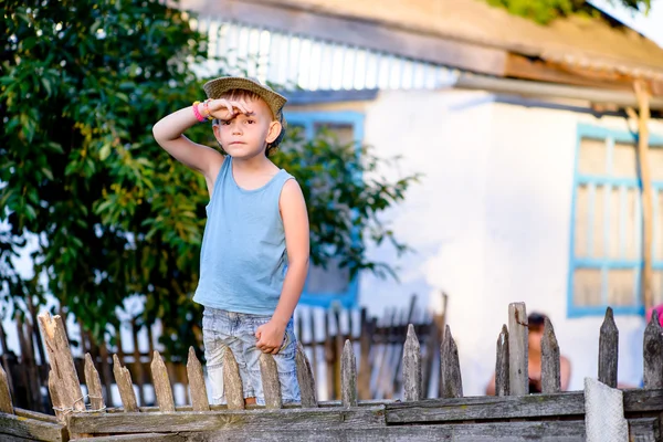 Een jonge jongen buiten — Stockfoto