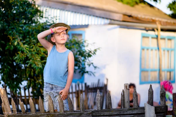 Un giovane ragazzo all'aperto — Foto Stock