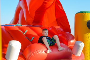 Yaşam dolu kalede oturan sarışın çocuk (7-9 yaş)