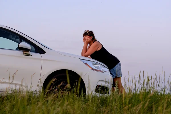 Woman Leaning on Car Hood and Enjoying Sunset View — Stock Photo, Image