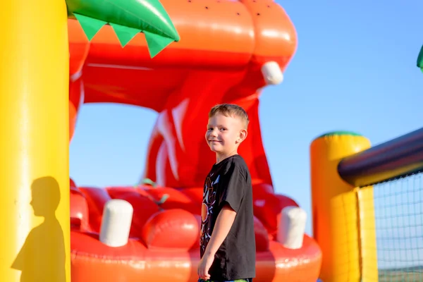 Gelukkig grijnzende kleine jongen op een beurs — Stockfoto