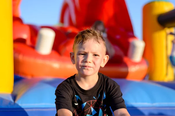 Tankeväckande liten pojke i en barn-lekplats — Stockfoto