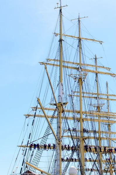 Sailors on the rigging of a tall ship — Stockfoto