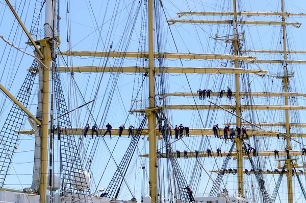 Sailors on the rigging of a tall ship — 图库照片