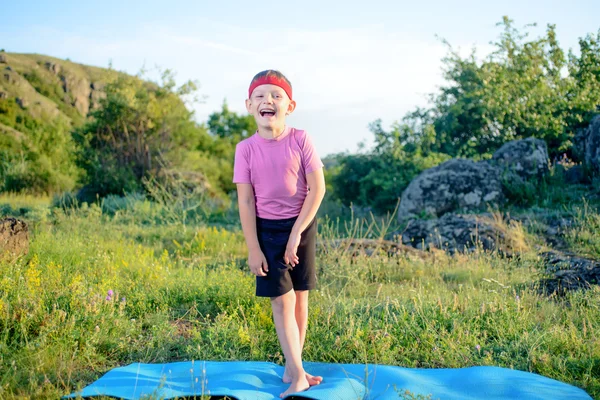 Kid in Fitness Attire Stands on Mat at at the Grasses — Photo