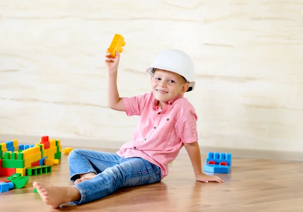Мальчик в каске играет в помещении — стоковое фото
