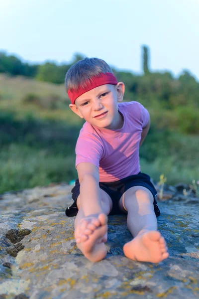 Ragazzo che lavora fuori — Foto Stock