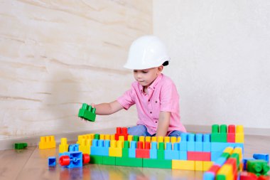 Oynamak kapalı kask giymiş genç çocuk