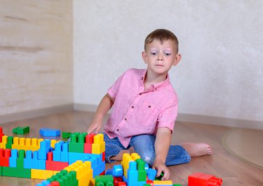 Renkli yapı taşları ile oynayan genç çocuk