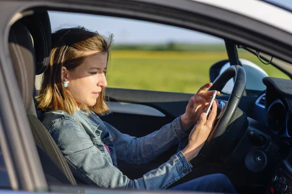 Gevaarlijke vrouwelijke bestuurder — Stockfoto