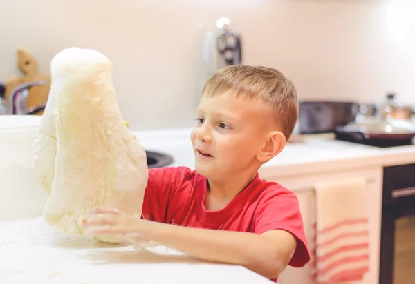 Ragazzino che gioca con la pasta in cucina — Foto Stock