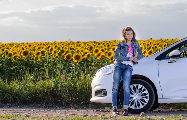 Mujer joven disfrutando de un día en el campo — Foto de Stock