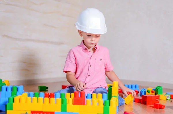 Creative young boy playing with building blocks — Stock fotografie