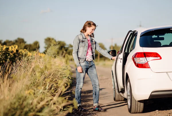 Mujer joven abriendo una puerta de coche —  Fotos de Stock