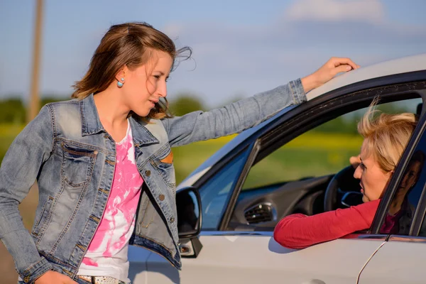 Två kvinnor chattar på vägarna — Stockfoto