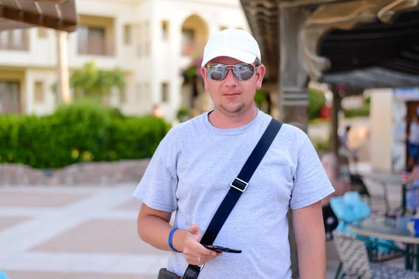 Touriste masculin dans une station tropicale — Photo