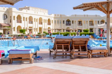 Yüzme Havuzu bir tropikal tatil