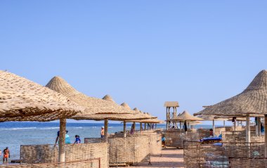 Thatched plaj şemsiyeleri ve RECLINER sandalyeler