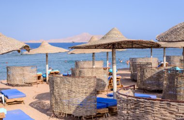 Thatched plaj şemsiyeleri ve RECLINER sandalyeler