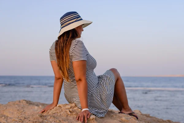 Mujer romántica disfrutando de la brisa en la playa —  Fotos de Stock