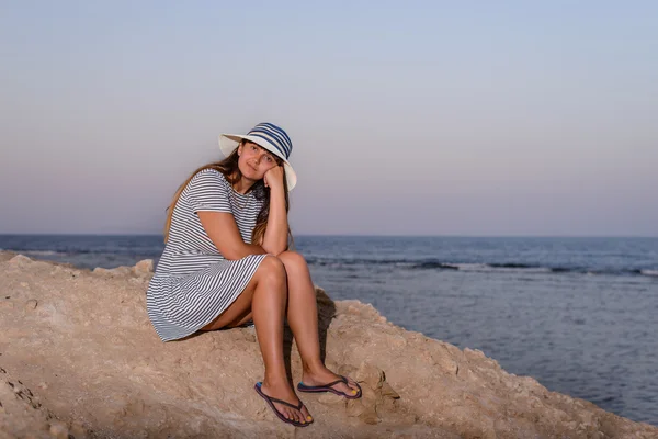 Mujer bonita en sombrero de playa sonriendo a la cámara —  Fotos de Stock