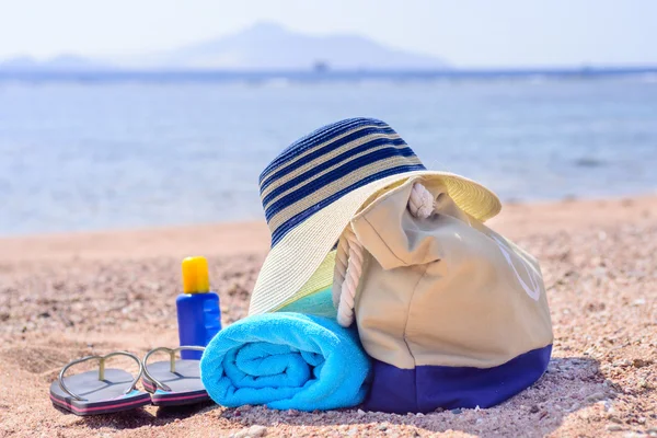 Strandtas en Sun Hat op zonnige verlaten strand — Stockfoto