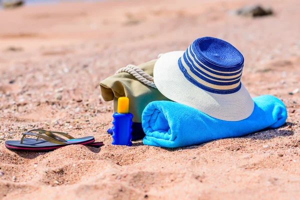 Torba plażowa i niedz kapelusz na słoneczny bezludnej plaży — Zdjęcie stockowe