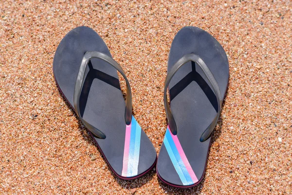 Paar Flip Flops am Sandstrand — Stockfoto